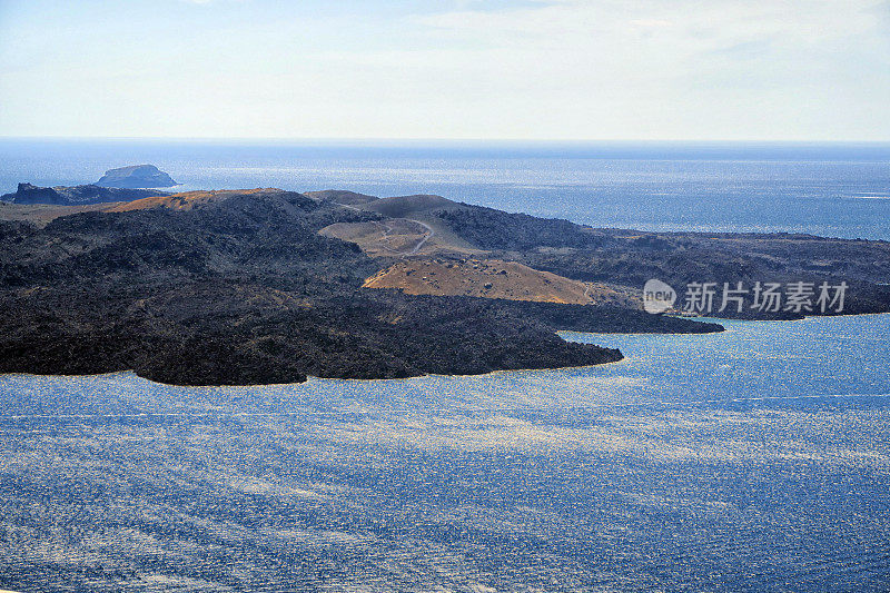 位于希腊的圣托里尼岛，内有火山Nea Kameni。爱琴海。